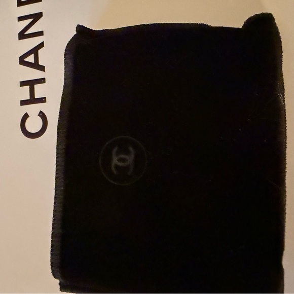 CHANEL Lumière Graphique Eyeshadow Palette - Black and Tan. - Picture 10 of 11